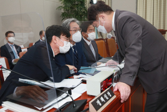 29일 오전 국회에서 열린 운영위원회 대통령비서실, 국가안보실, 대통령경호처에 대한 국정감사에서 최재성 정무수석이 노영민 대통령 비서실장에게 국감 연기 소식을 알리고 있다.    연합뉴스